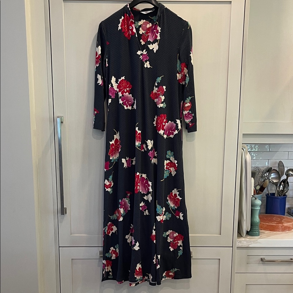 EUC Natori full length v neck Kaftan lounge dress with pockets &side vent at hem